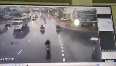 Ô tô lao lên vỉa hè, tông trúng cô gái đang đi bộ ở Lâm Đồng