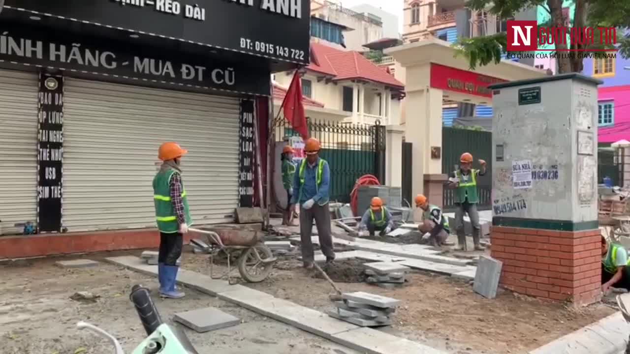 Công nhân thi công thay mới vỉa hè trên phố Thái Hà