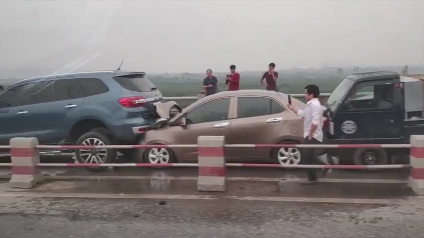 Kinh hoàng cảnh 7 ô tô tông nhau liên hoàn trên cầu Thanh Trì