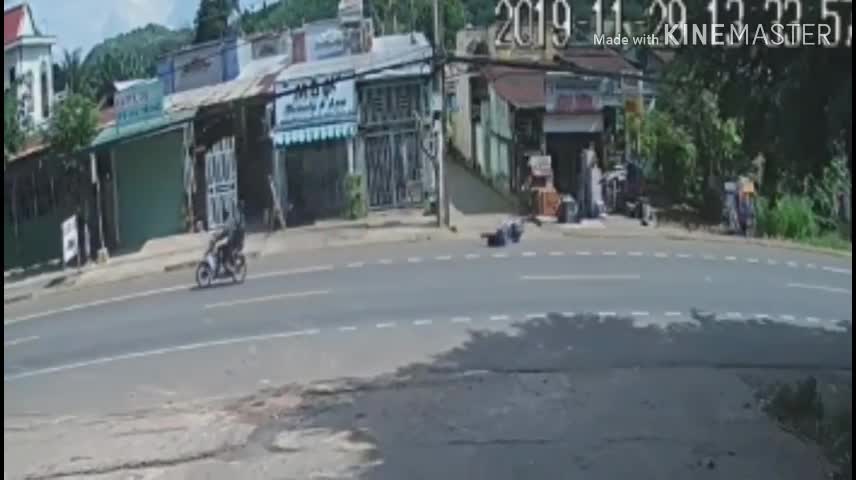 2 tên cướp giật túi xách, kéo ngã cô gái xuống đường ở Đồng Nai