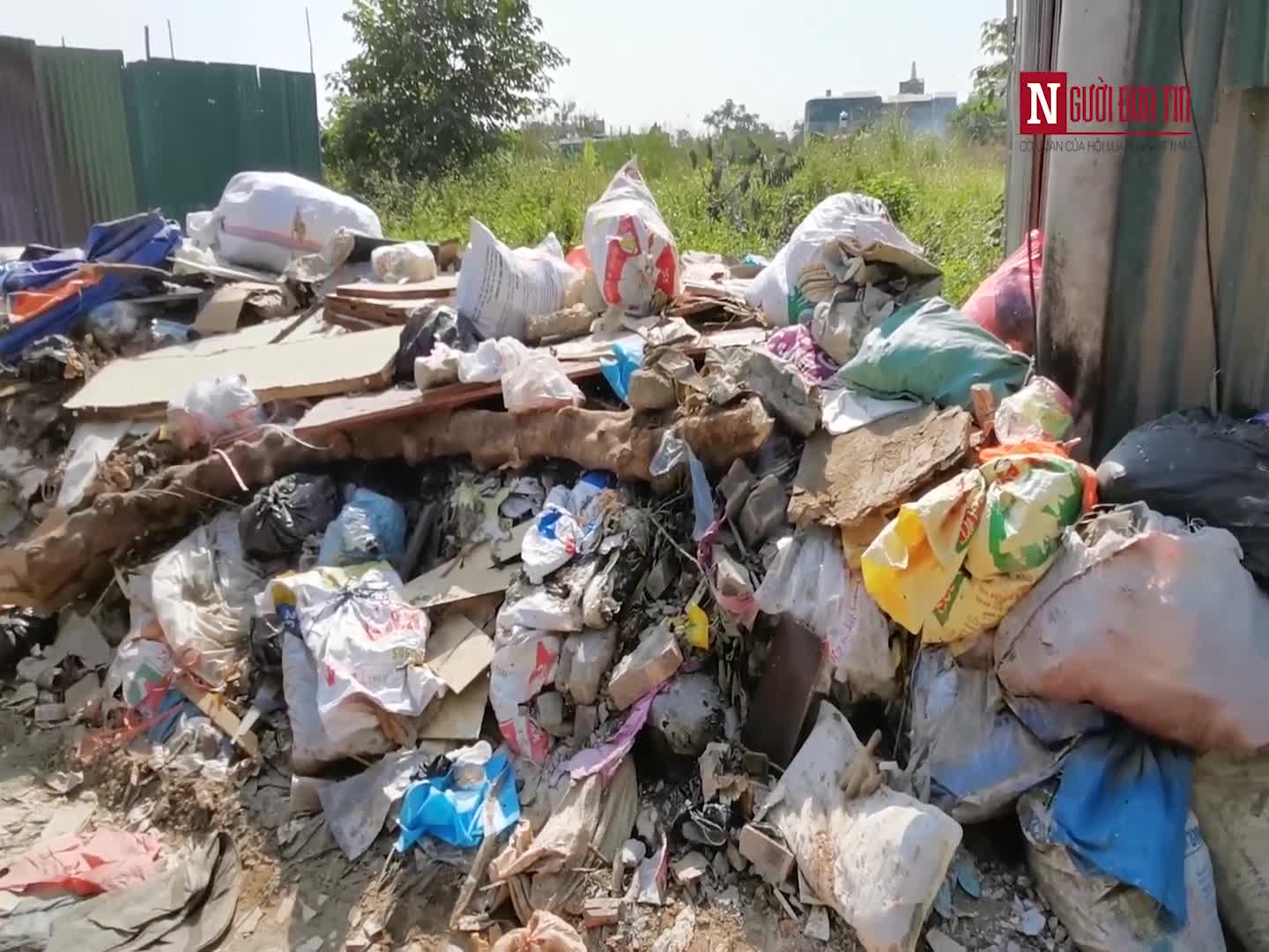 Kinh hoàng vấn nạn đổ trộm rác thải trên phố Khương Đình