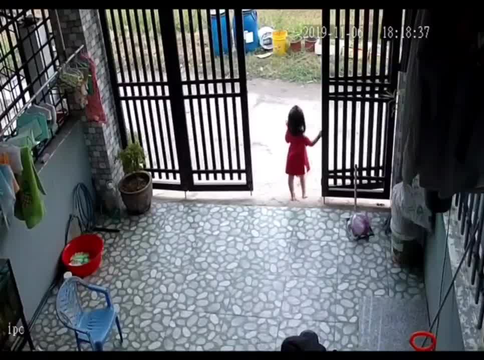 Đứng trước cửa nhà, bé gái bị cướp điện thoại trên tay