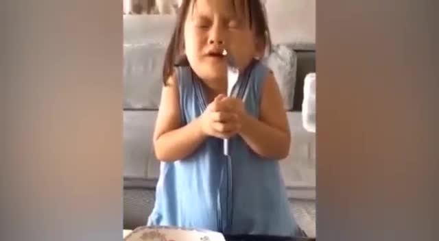 Clip Ngộ nghĩnh trẻ thơ: Cười không ngớt với loạt biểu cảm của bé khi ăn đồ chua