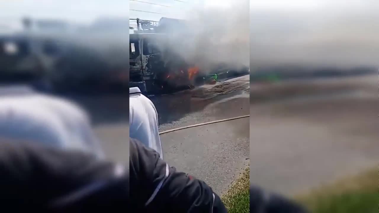 Clip: Hiện trường vụ người đi xe máy chết cháy sau cú tông mạnh vào xe tải