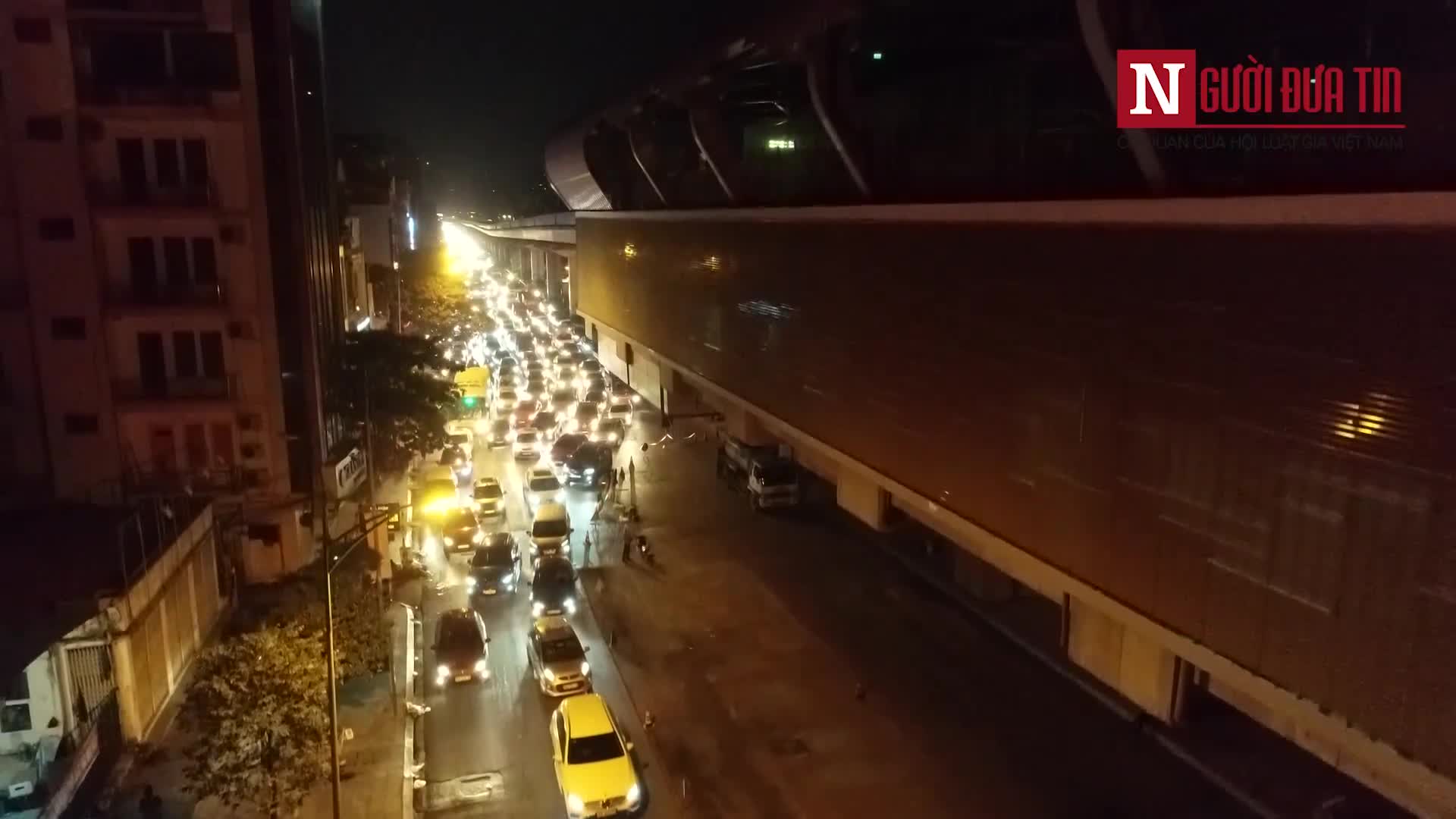 Hà Nội: Rào chắn thi công đường Nguyễn Trãi, khiến giao thông ùn tắc nghiêm trọng giữa đêm