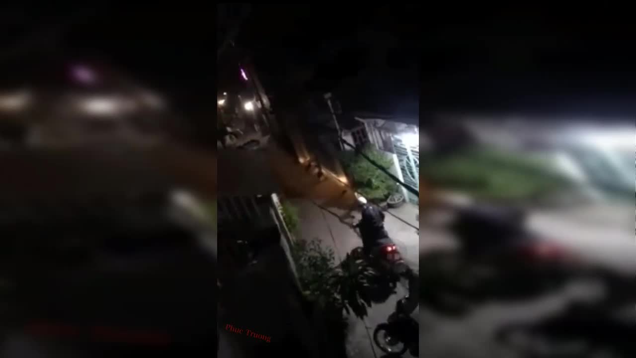 Clip: Sốc với màn đe dọa, cướp xe máy táo tợn ngay giữa phố Sài Gòn