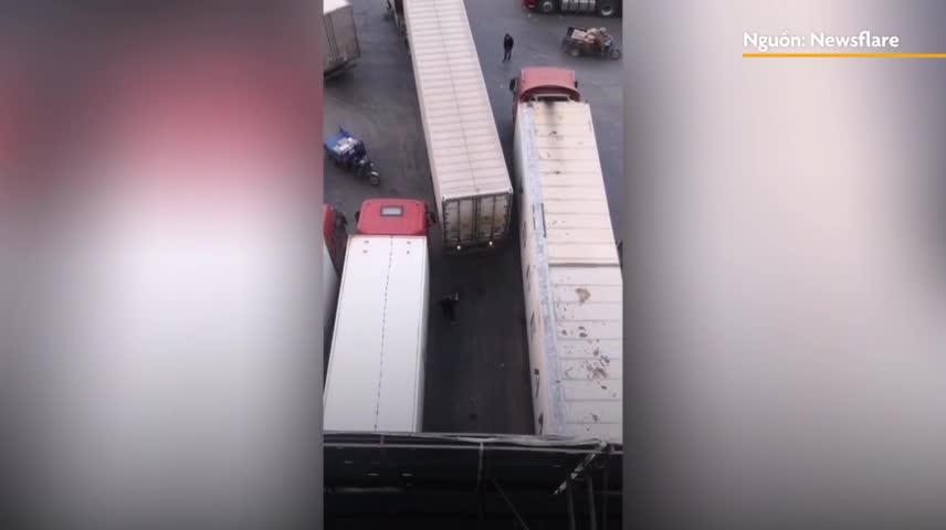 Cú đỗ xe ngoạn mục của tài xế container khiến người xem trầm trồ