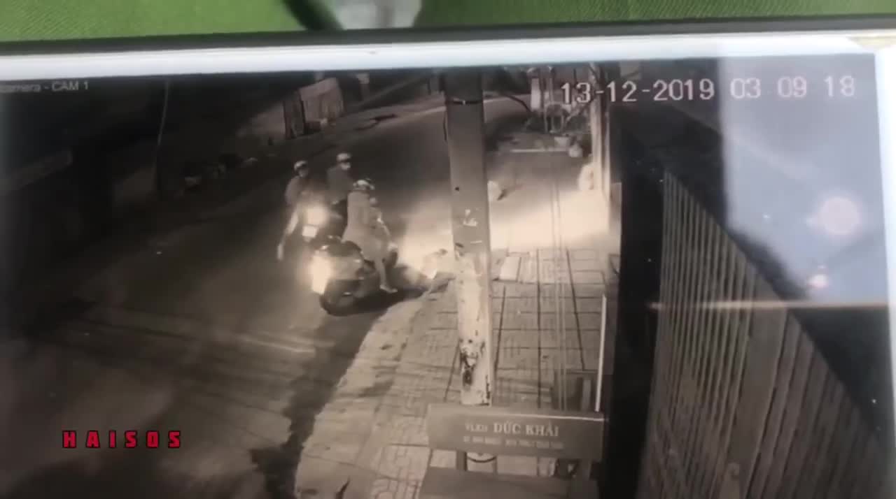 Clip: 2 vụ cướp xe, túi xách táo tợn ngay giữa phố Sài Gòn gây sốc