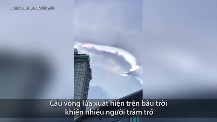Video: Cầu vồng lửa trên bầu trời thủ đô Malaysia