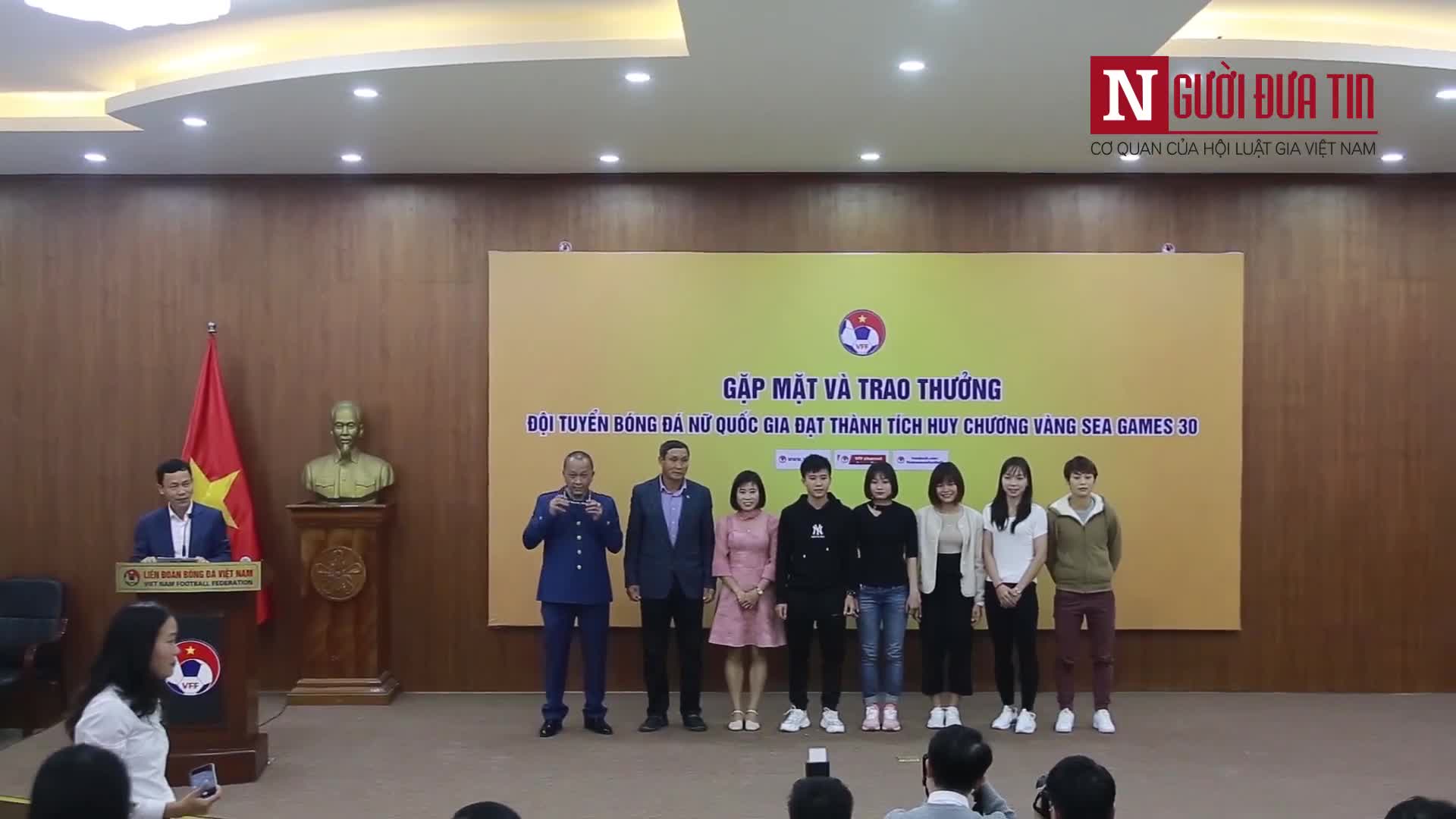 Khen thưởng, động viên các nữ cầu thủ vàng Việt Nam