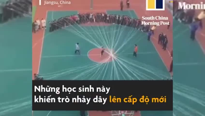 Học sinh Trung Quốc gây choáng với màn nhảy dây dị thường