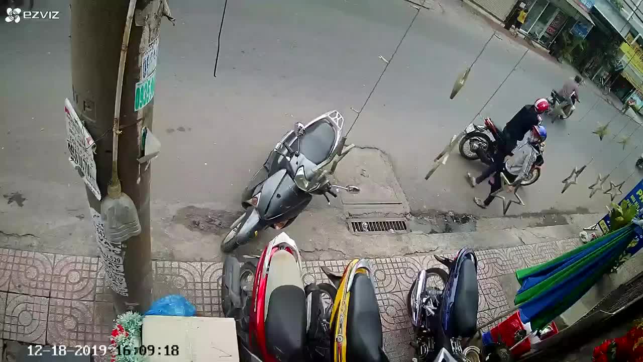 Clip: Lao vào bắt trộm xe máy, người đàn ông bị xịt thẳng hơi cay vào mặt