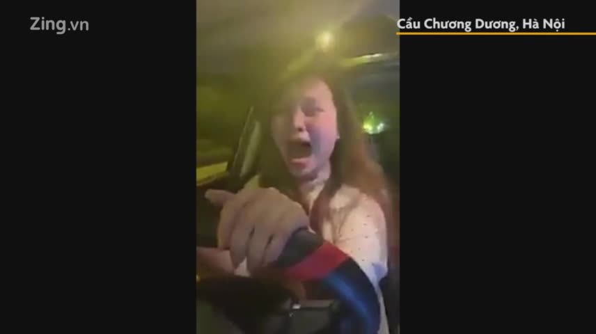 Nữ tài xế gào thét, dọa đâm chết người đi đường