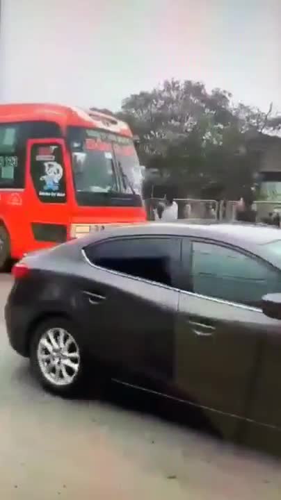 Côn đồ ở Thanh Hóa chặn xe khách đập vợ kính giữa QL1A khiến nhiều người phẫn nộ