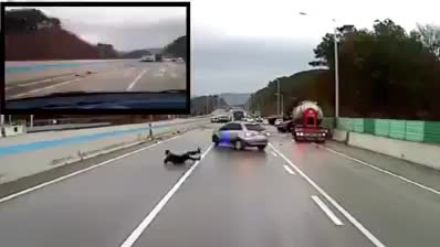 Clip: Kinh hoàng cảnh hàng chục ô tô mất lái, gây tai nạn trên cao tốc