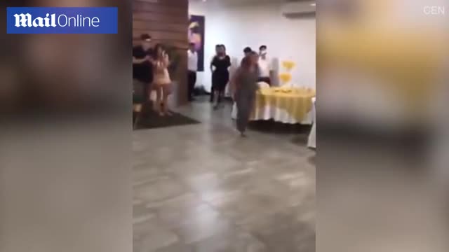 Video: Cô gái xông vào đám cưới tát cô dâu và nói yêu chú rể