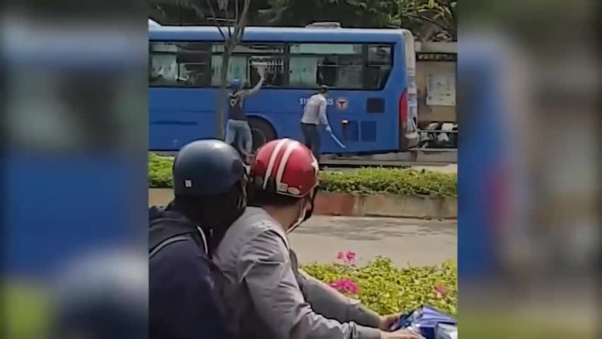 Nhóm côn đồ chặn xe, cầm hung khí đập phá xe buýt trên đường Phạm Văn Đồng