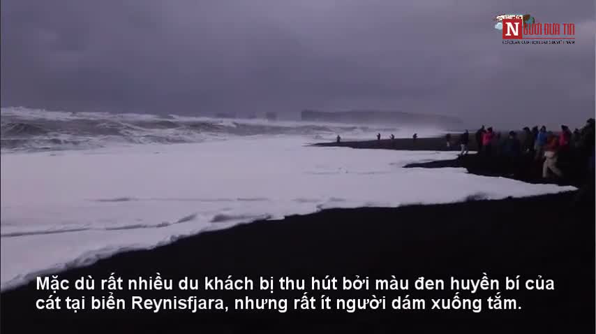 Khám phá bãi biển cát đen huyền bí hình thành từ dung nham núi lửa