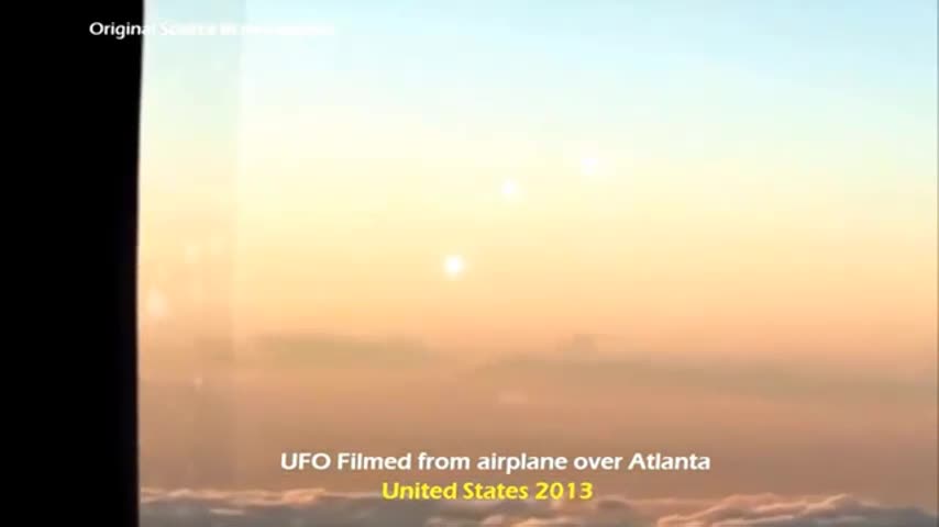 Clip: 5 UFO ghé thăm trái đất được camera vô tình quay lại trên máy bay
