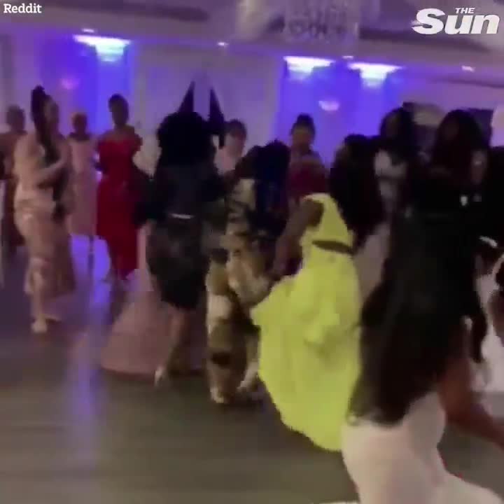Khách nữ lao vào giật hoa cưới rồi nhản nhiên nhảy nhót khiến cô dâu sốc nặng