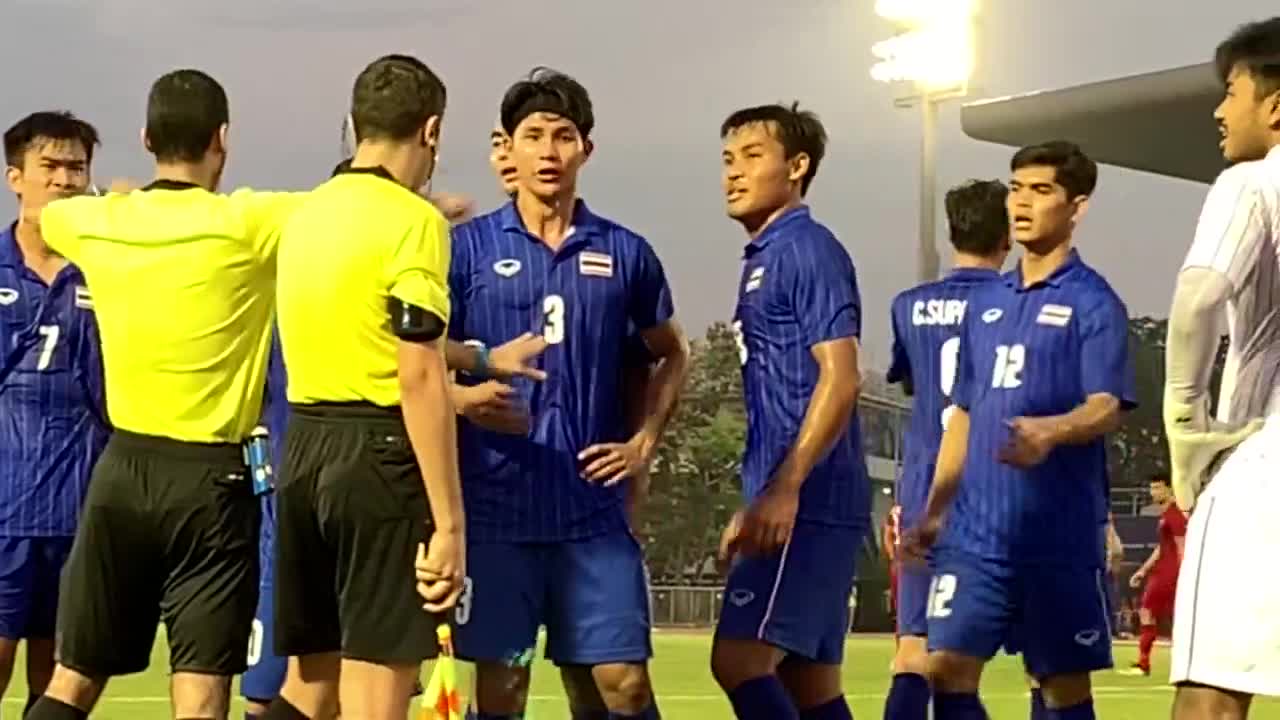 Clip: Tiết lộ giây phút cầu thủ Thái Lan quát trợ lý trọng tài Ông là người Việt Nam đúng không?