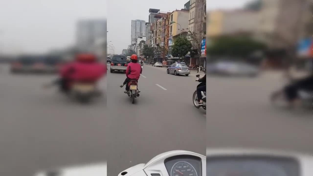 Người phụ nữ vắt chéo chân, đi xe máy làm xiếc trên đường khiến dân mạng hú hồn