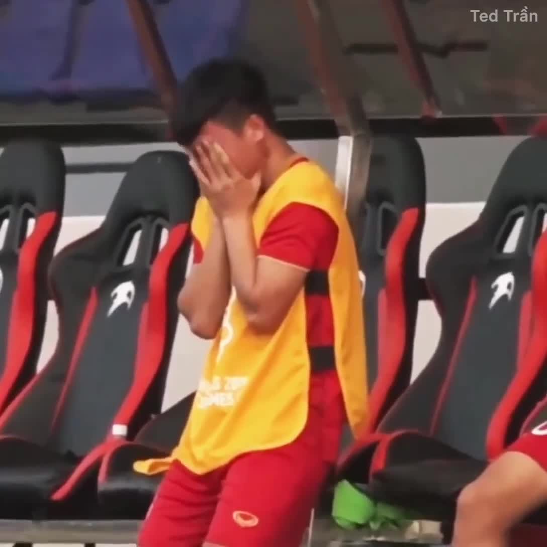 Clip: Quang Hải lặng lẽ khóc trên băng ghế dự bị khi đội nhà bị dẫn bàn