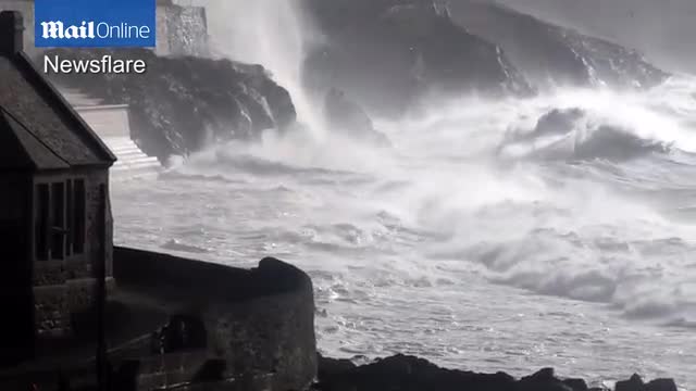 Video: Bãi biển biến mất chỉ sau một trận thủy triều kỳ lạ