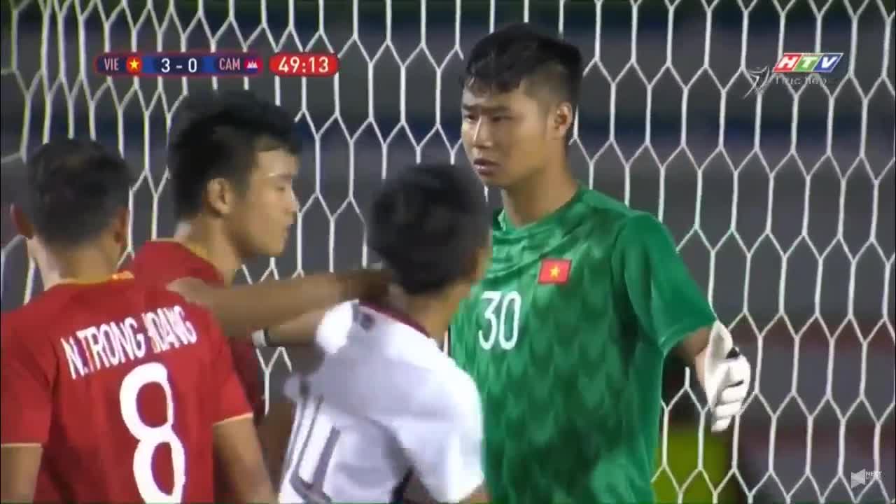 Clip: Thành Chung bị cầu thủ U22 Campuchia đấm thẳng vào mặt