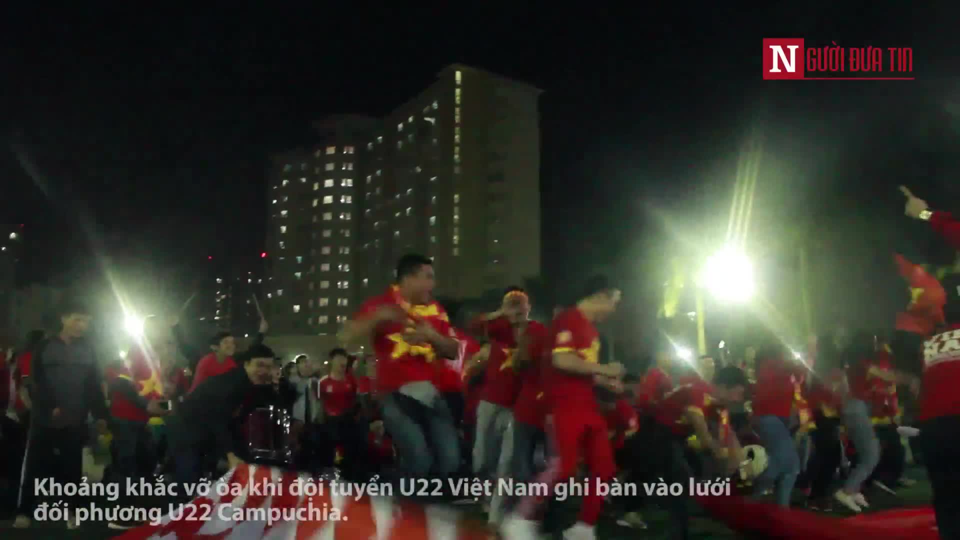 Cổ động viên vỡ òa cảm xúc sau chiến thắng của đội tuyển Việt Nam