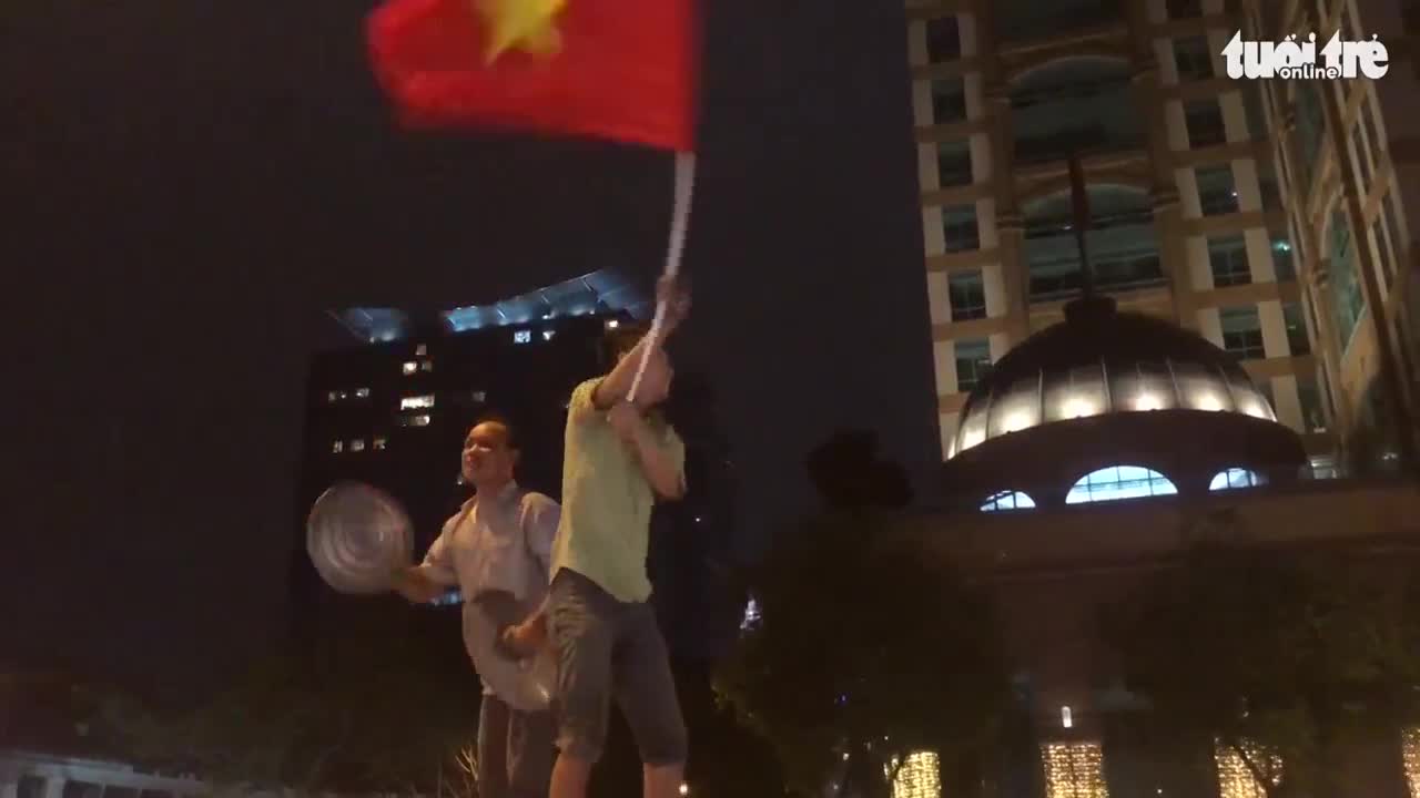 Hàng ngàn CĐV ăn mừng chiến thắng của U22 Việt Nam