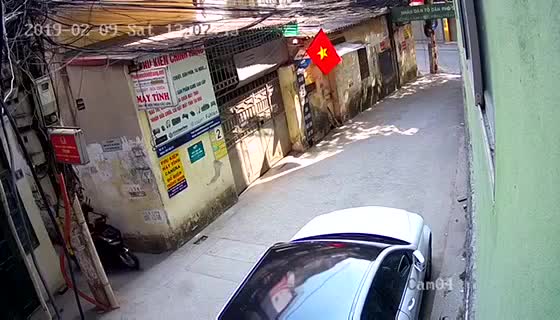 Trộm táo tợn bẻ gương Mercedes trong 5 giây giữa phố Hà Nội