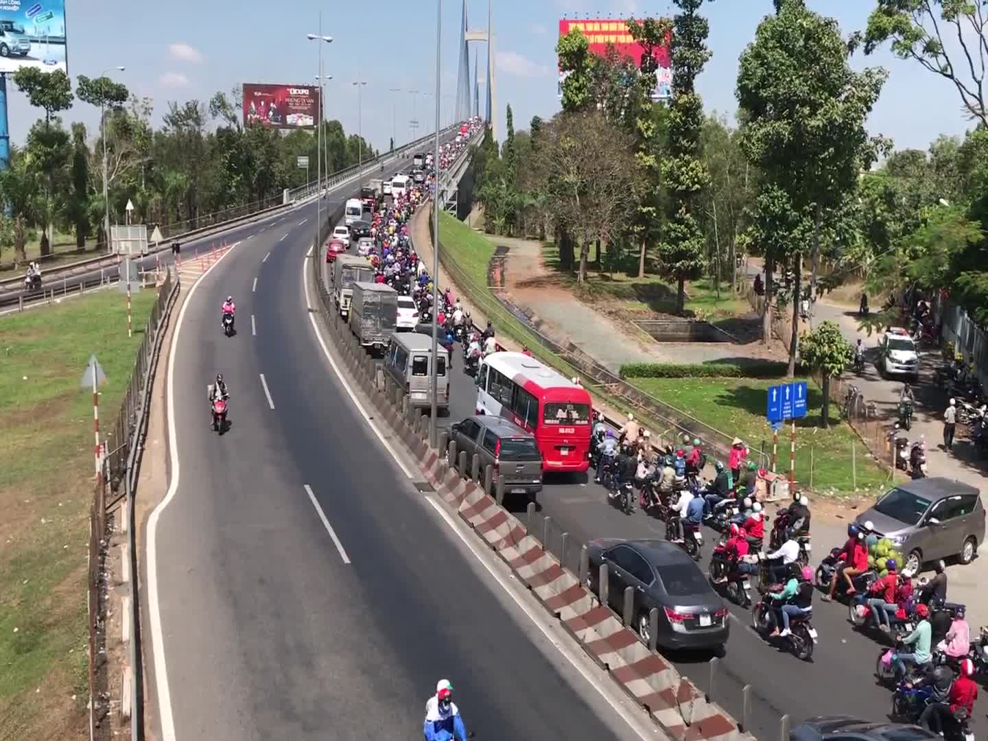 Clip: Tuyến giao thông Quốc lộ 1A, miền Tây đi TP Hồ Chí Minh “thất thủ”