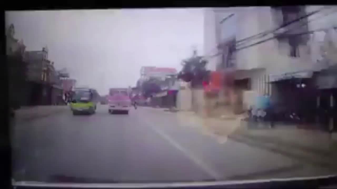 Vượt ẩu, nam thanh niên chở bạn gái tông thẳng vào đầu xe tải