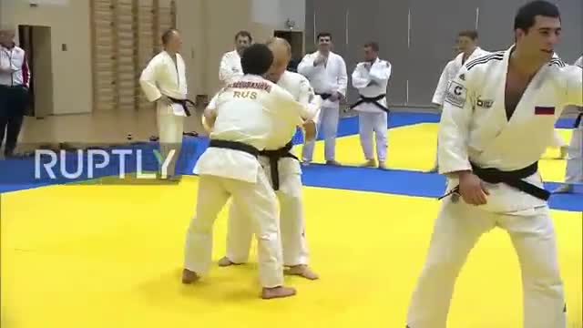 Ông Putin phô diễn kỹ năng judo cùng các vận động viên chuyên nghiệp