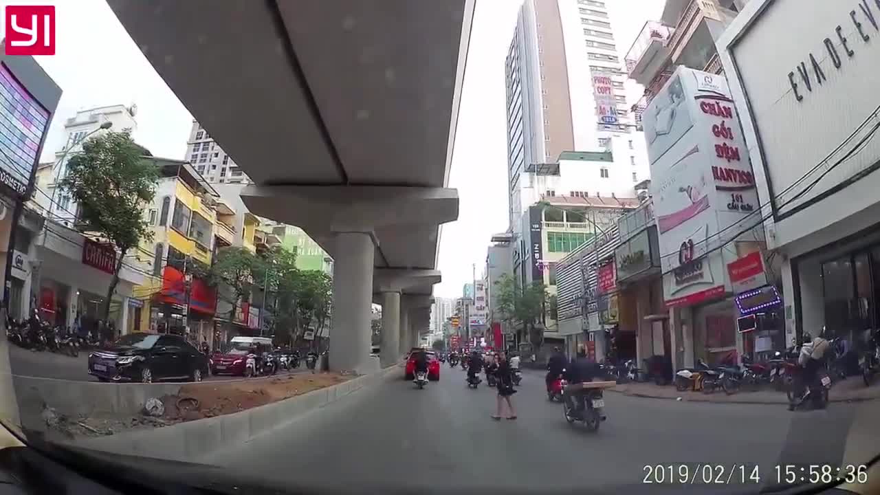 Xe máy chạy tốc độ cao, tông thẳng vào người phụ nữ bế con sang đường