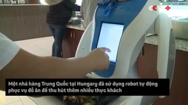 Tận mắt chứng kiến robot bồi bàn hút khách tại Hungary