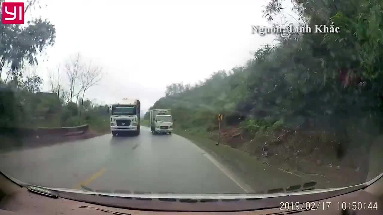 Clip: Hoảng hồn cảnh xe tải vượt ẩu, suýt gây tai nạn trên đèo Mộc Châu