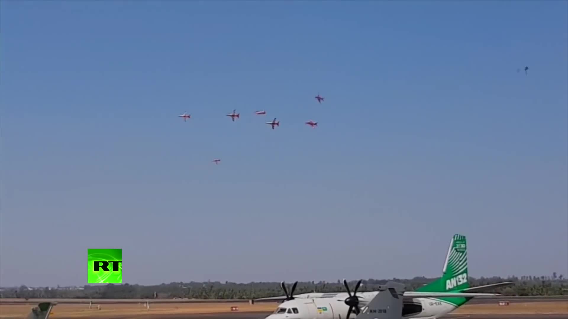 Khoảnh khắc hai máy bay Ấn Độ đâm vào nhau trên không trung trong lúc luyện tập