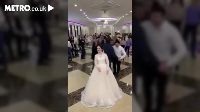 Hai cô gái lao vào tranh giành kịch liệt bó hoa cưới khiến khách mời ngỡ ngàng