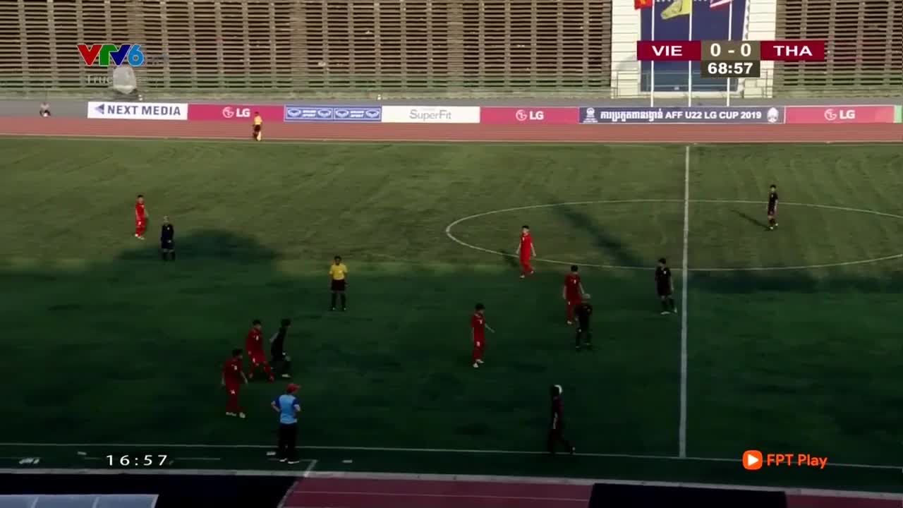 Hữu Thắng bị cầu thủ Thái Lan chơi xấu, đạp thẳng vào mặt