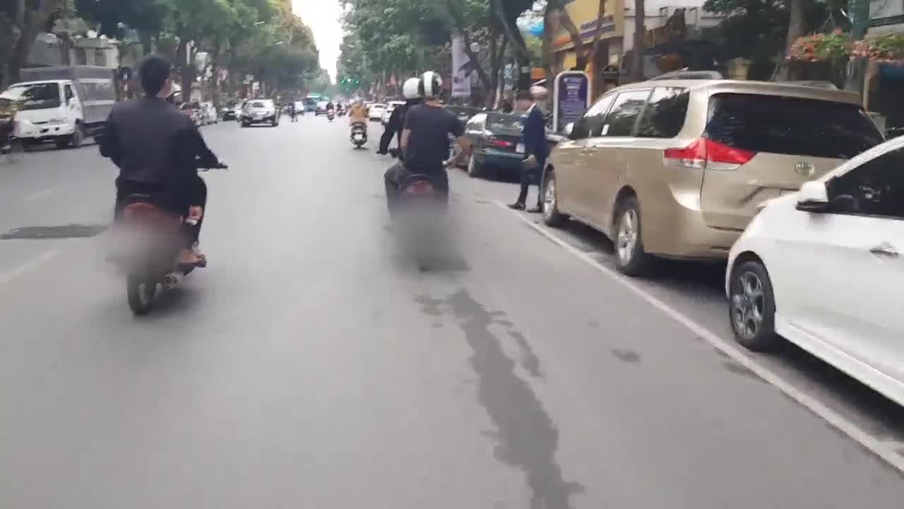 Nhóm thanh niên đi xe máy phát tờ rơi như xả rác ngay giữa phố Hà Nội