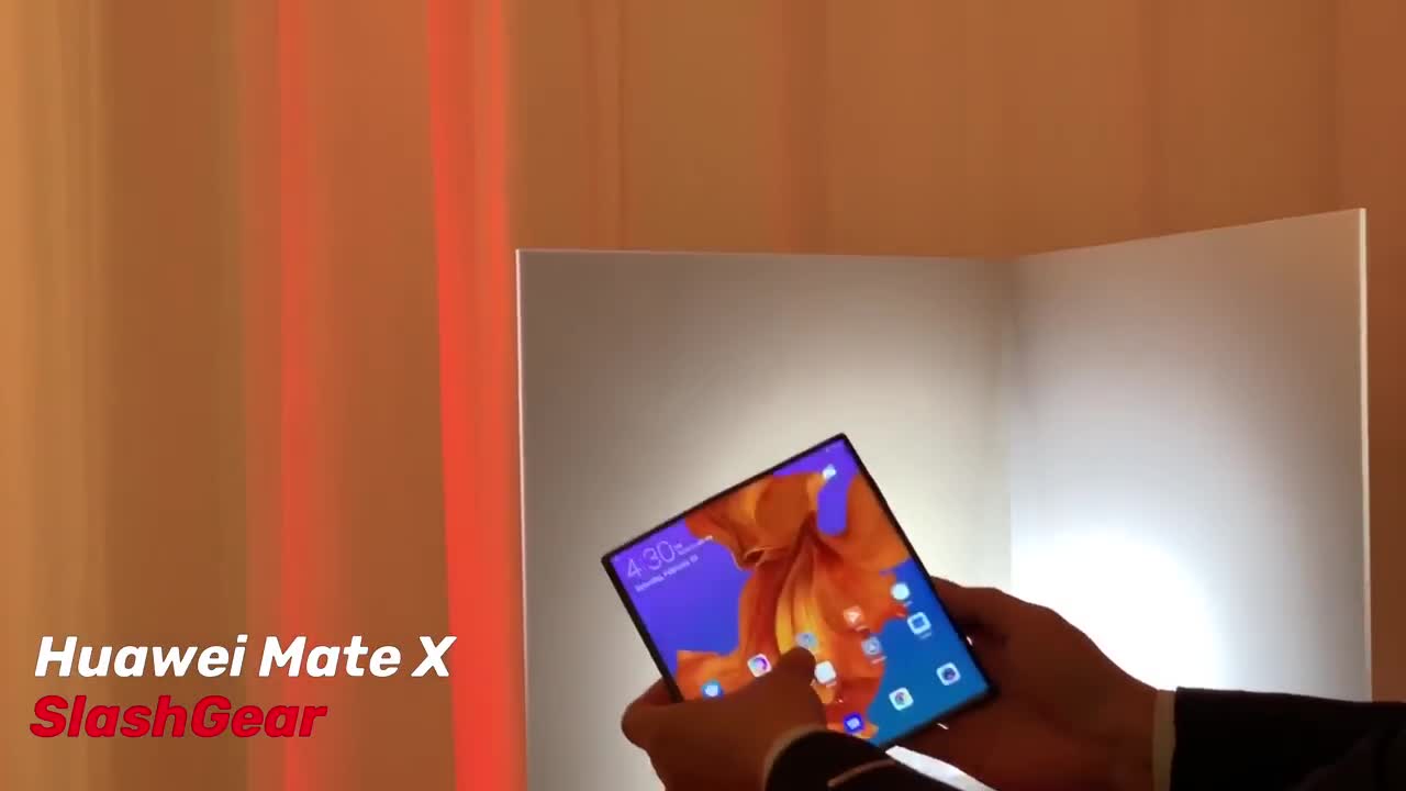 Siêu phẩm màn hình gập Mate X của Huawei có gì so với giá 2.600 USD?