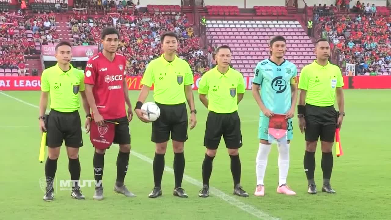 Văn Lâm dùng thiết đầu công phá bóng ở trận ra mắt Muangthong United