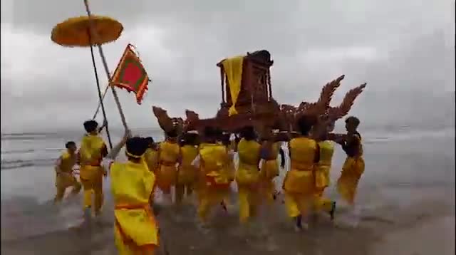 Độc đáo màn rước kiệu bay tại lễ hội Đền Cờn