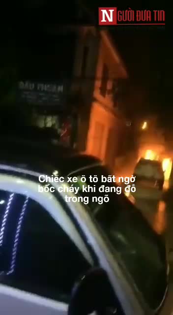Video xe ô tô bốc cháy khi đang đỗ bên đường