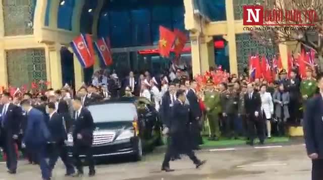 12 vệ sĩ chạy quanh xe bảo vệ Kim Jong Un