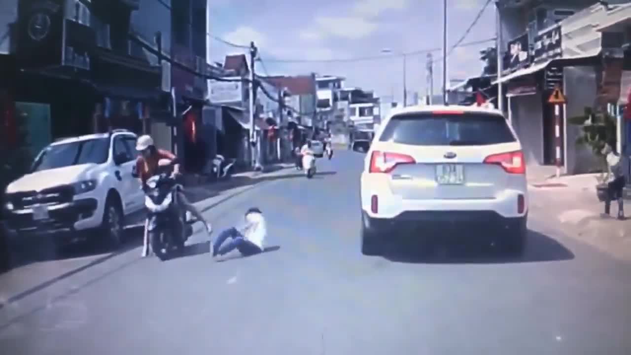 Thấy trẻ va chạm với xe máy, người đàn ông chạy lại tát thẳng mặt người phụ nữ