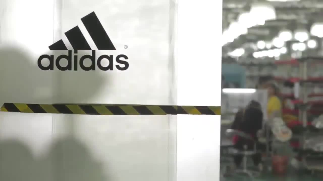 Đột nhập nhà máy sản xuất bóng đá lớn nhất thế giới của Adidas