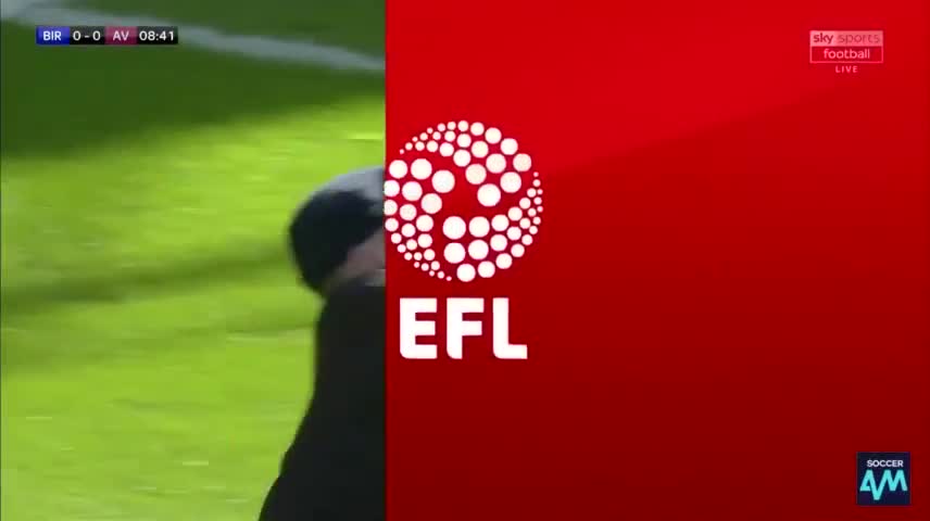 Fan cuồng tấn công cầu thủ Aston Villa ngay giữa trận đấu